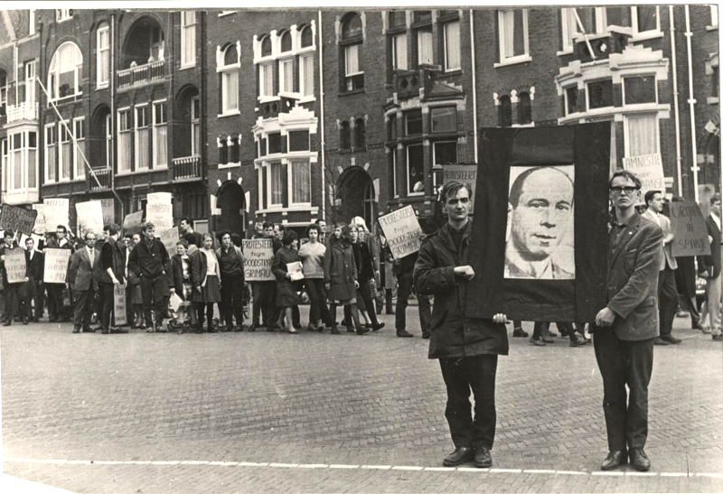 Manifestación en Amsterdam tras el fusilamiento  de Julián Grimau, 1963.